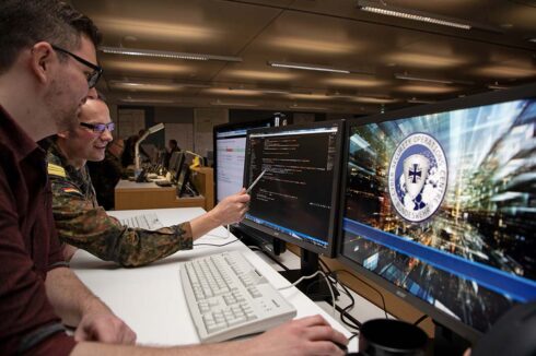 Reaktive und technische Überwachungs- und Schutzfunktionen: Die Abteilung Cyber Security Operation Centre der Bundeswehr ist rund um die Uhr an allen Tagen im Jahr im Einsatz. (Foto ©Bw/Martina Pump)