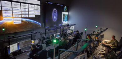 In der neuen Lagezentrale des ressortgemeinsam betriebenen Weltraumlagezentrums arbeiten die Angehörigen der Deutschen Raumfahrtagentur des Deutschen Zentrums für Luft- und Raumfahrt sowie Soldatinnen und Soldaten des Weltraumkommandos an ihren spezialisierten Arbeitsplätzen zentralisiert zusammen. (Foto © Bw/Jennifer Heyn)
