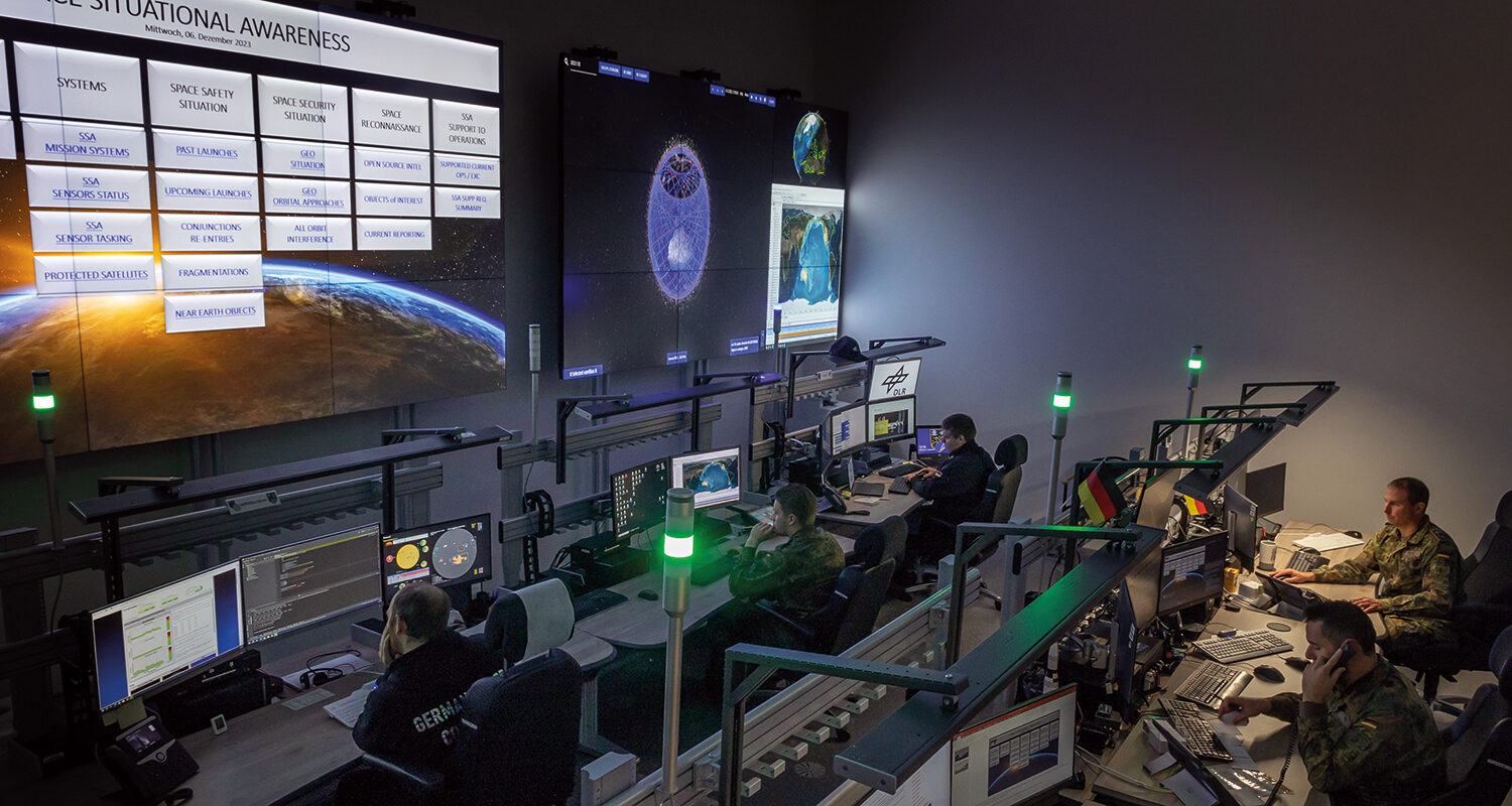 In der neuen Lagezentrale des ressortgemeinsam betriebenen Weltraumlagezentrums arbeiten die Angehörigen der Deutschen Raumfahrtagentur des Deutschen Zentrums für Luft- und Raumfahrt sowie Soldatinnen und Soldaten des Weltraumkommandos an ihren spezialisierten Arbeitsplätzen zentralisiert zusammen. (Foto © Bw/Jennifer Heyn)