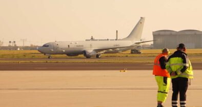Freudig erwartet: Die erste P-8A Poseidon der Deutschen Marine rollt von der Landebahn des Berliner Flughafens. (Foto © Boes)