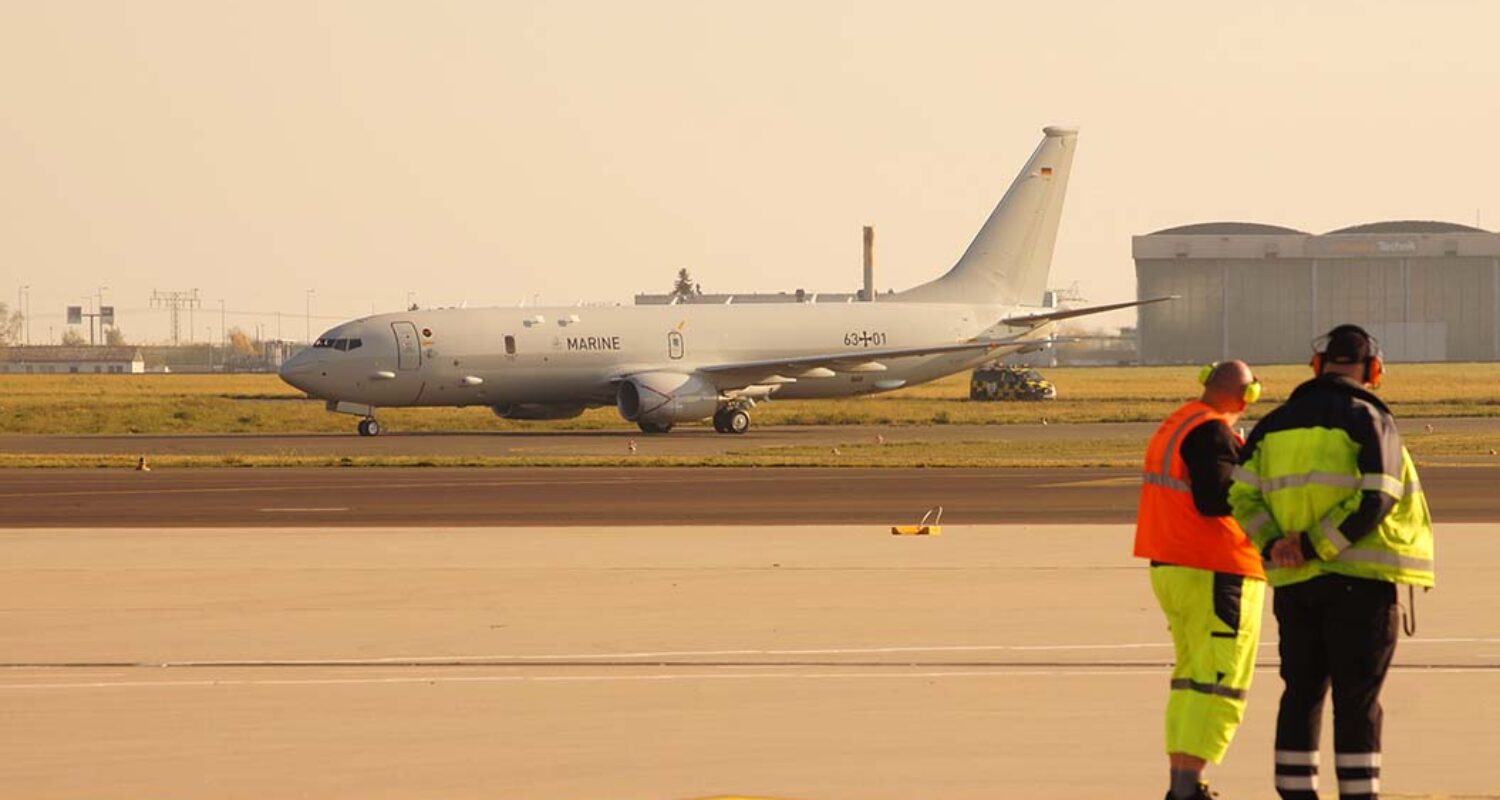 Freudig erwartet: Die erste P-8A Poseidon der Deutschen Marine rollt von der Landebahn des Berliner Flughafens. (Foto © Boes)