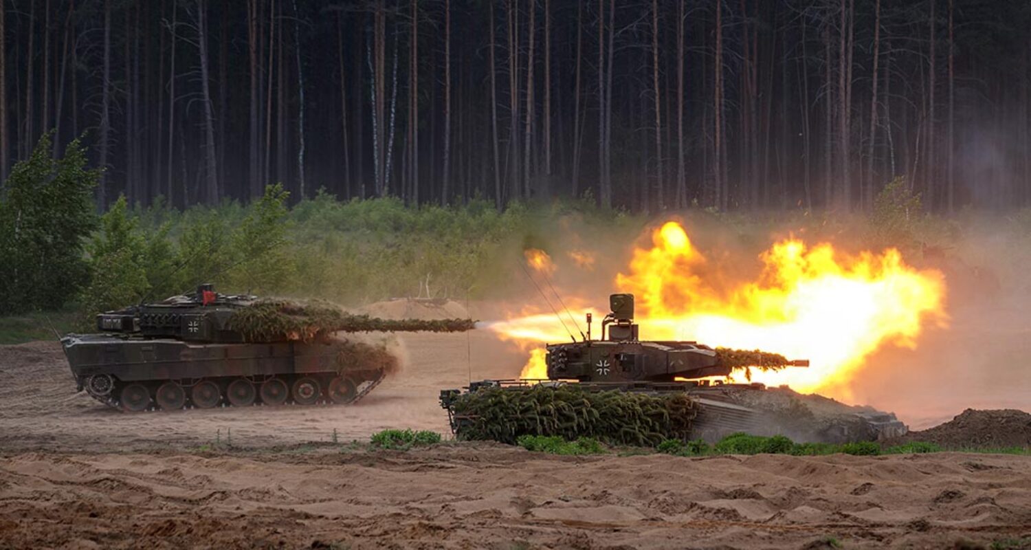 Division 2025: Die Kampfkraft der 10. Panzerdivision stellten die Panzerhaubitze 2000 (nicht im Bild), der Kampfpanzer Leopard sowie der Schützenpanzer Puma bei der Übung „Grand Quadriga 24“ in Litauen eindrucksvoll unter Beweis. (Foto © 10. Panzerdivision)