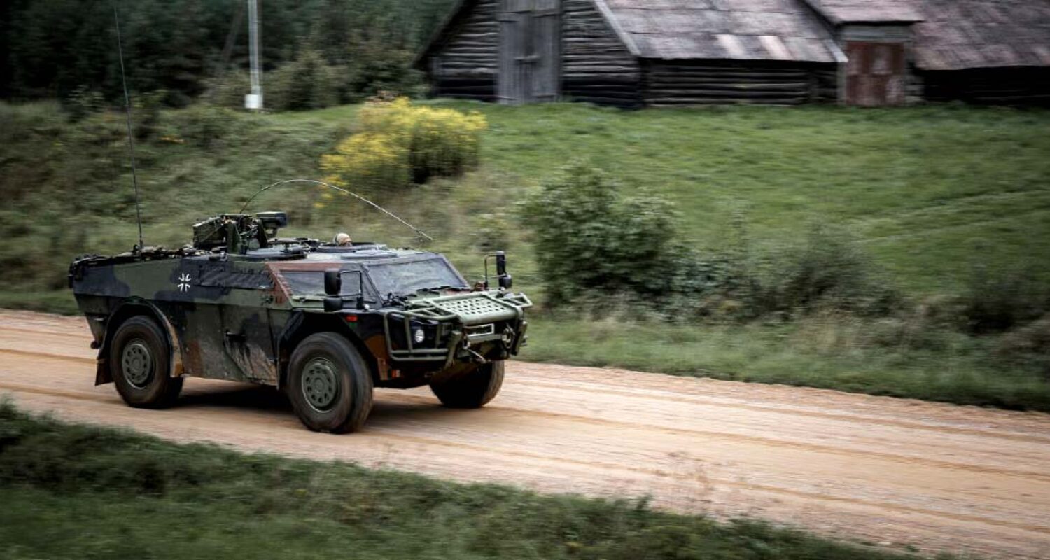 „Grand Eagle 2025: In der Zwei-Parteien-Übung des Aufklärungsbataillons 13  sollten Raumkenntnis, Leben im Versteck und Aufklärungsprozesse trainiert werden, unter anderem durch Einsatz des Spähwagen Fennek. (Foto © Bw/Dorow)