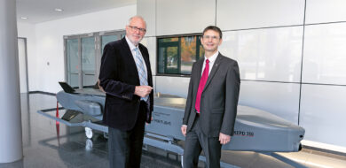 Einweisung am 1-zu-1 Modell des TAURUS: Vice President Andreas Seitz (re.), Luft- und Raumfahrtingenieur und seit 2015 für TAURUS Systems GmbH tätig, mit Chefredakteur Burghard Lindhorst. (Foto © TAURUS Systems/Römer)