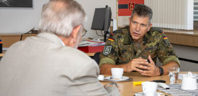 Oberst Olaf Tuneke, Leiter der Artillerieschule und General der Artillerietruppe,  im Gespräch mit Michael Horst, Chefredakteur HHK.  (Foto © ArtS/Jeffrey Heß)