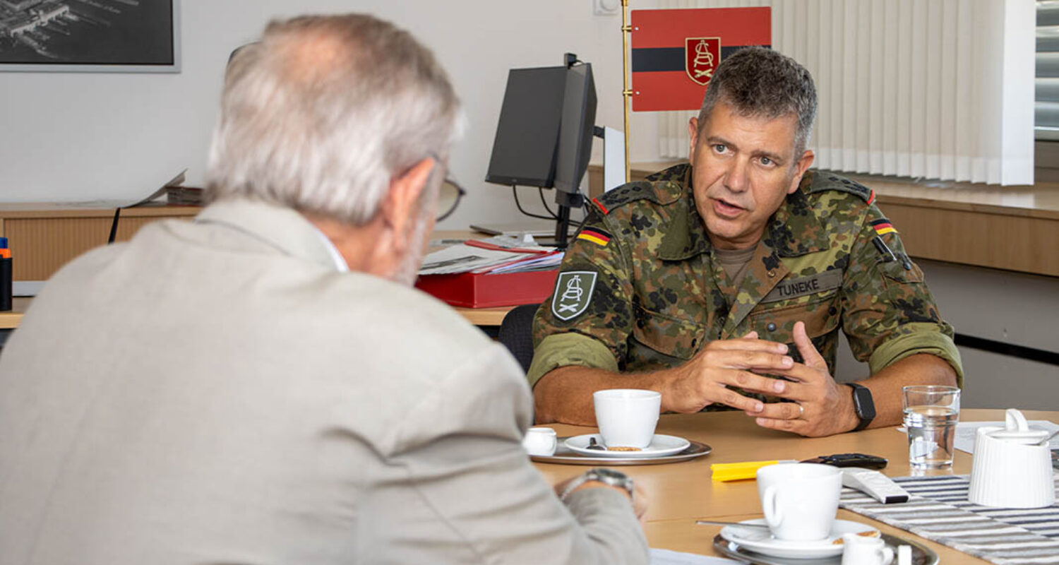 Oberst Olaf Tuneke, Leiter der Artillerieschule und General der Artillerietruppe,  im Gespräch mit Michael Horst, Chefredakteur HHK.  (Foto © ArtS/Jeffrey Heß)