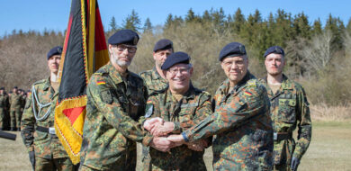 Handschlag: Generalmajor Armin Fleischmann (Mitte), Kommandeur Unterstützung im Kommando CIR, mit dem neuen Kommandeur Ausbildungszentrum (AusbZ CIR)  Oberst Kai Heß (li), und seinem Vorgänger, Brigadegeneral Rainer Simon (re). (Foto ©Bw/Tatsiana Gründl)
