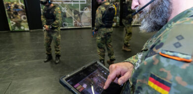 Übungssteuerung durch den Operateur. (Foto © Bw/Kai-Axel Döpke)