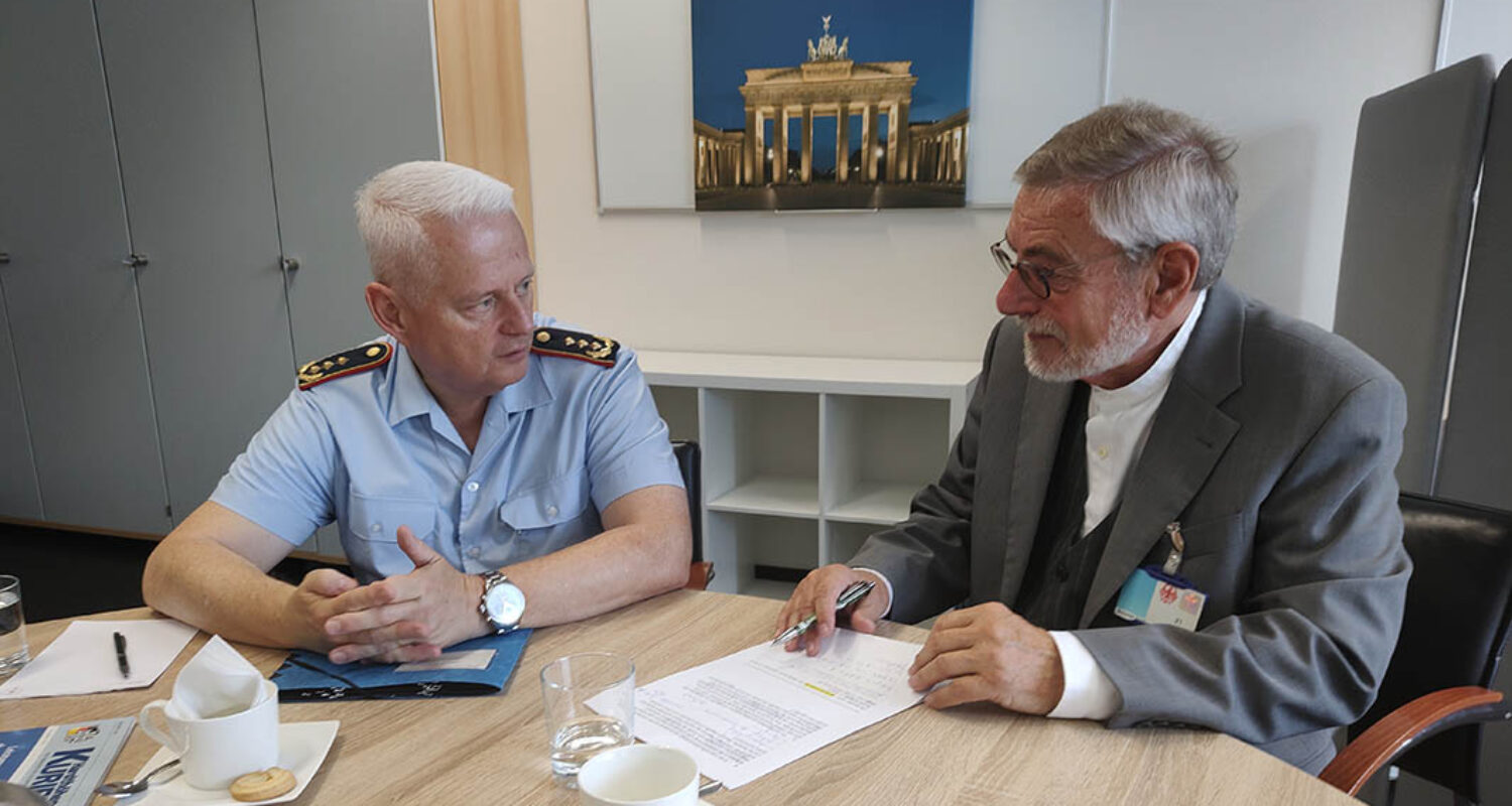 Digitalisierung hört nie auf! GenLt Michael Vetter im Gespräch mit HHK-Chefredakteur Michael Horst. (© MRV/Boes)