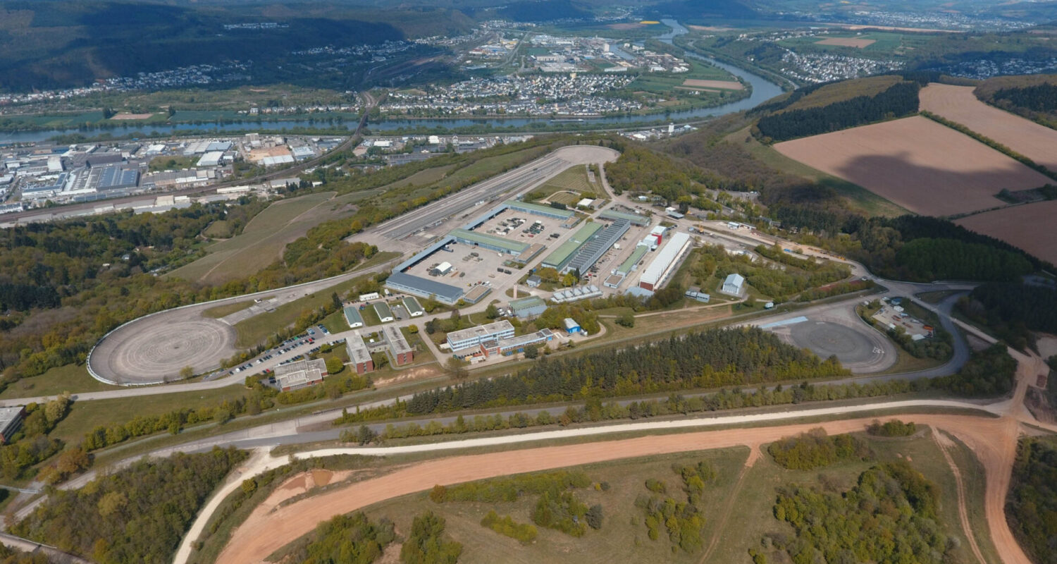 Die WTD 41 in Trier ermöglicht der Bundeswehr das Testen von Fahrzeugen aller Art auf vielen Erprobungsbahnen und in Prüfeinrichtungen. (Foto © WTD 41)