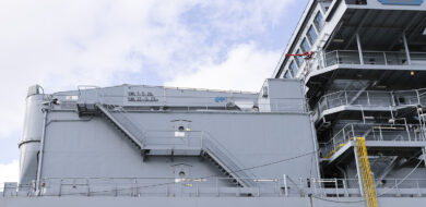 Das integrierte Marine Einsatz Rettungszentrum (iMERZ) ist als festes Deckshaus konzipiert und ersetzt die bisherige containerbasierte Lösung auf dem Einsatzgruppenversorger Frankfurt am Main im Marinestützpunkt Wilhelmshaven, am 14.03.2023.