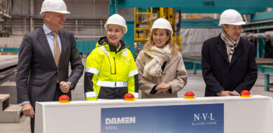 Der Brennstart und damit der Produktionsbeginn der F126. V.l.n.r. Damen Naval Managing Director Roland Briene, Ministerpräsidentin des Landes Mecklenburg Vorpommern, Frau Manuela Schwesig, Parlamentarische Staatssekretärin beim Bundesminister der Verteidigung, Siemtje Möller, und Lürssen CEO Friedrich Lürssen. (Foto © Felix Matthies)