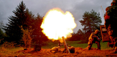 Mörserzug des Jägerbataillons 1 schießt
Feuerunterstützung für im direkten Feuerkampf
stehende Kräfte.( Foto © Bw/Angelo Siefert)
