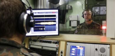 Soldatinnen und Soldaten eines Audioteams im Einsatz schicken aus mobilen Studiokabinen die von ihnen produzierten Podcasts und Radiosendungen raus in den Äther. (Foto ©ZDigBw)