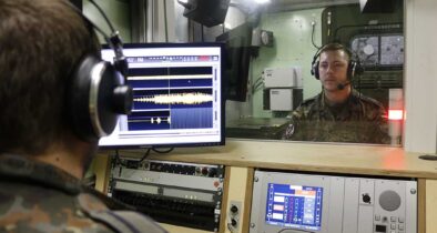 Soldatinnen und Soldaten eines Audioteams im Einsatz schicken aus mobilen Studiokabinen die von ihnen produzierten Podcasts und Radiosendungen raus in den Äther. (Foto ©ZDigBw)