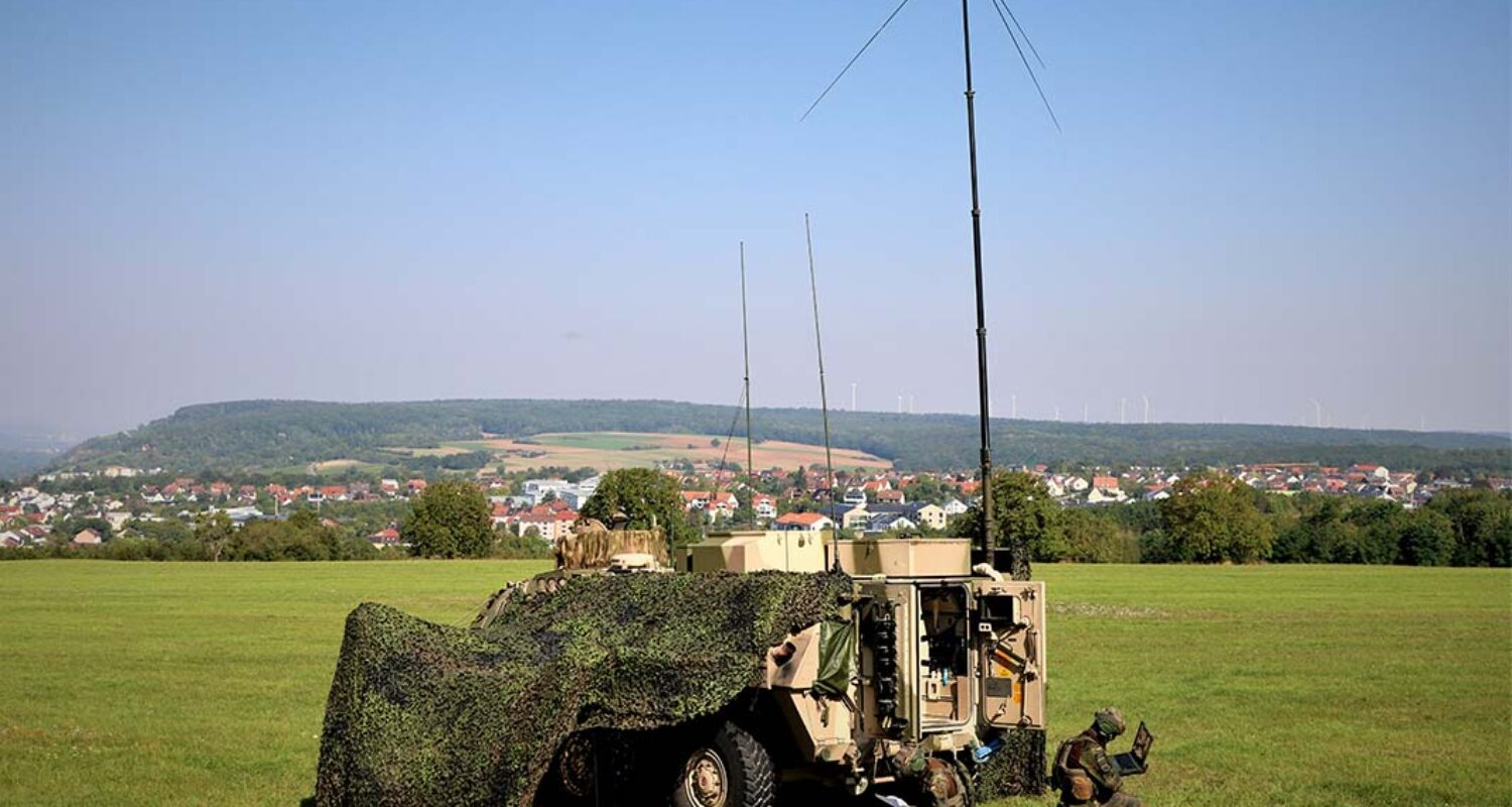 Digital führungsfähig: Soldaten des Fernmeldebataillons 10 (Veitshöchheim) betreiben einen mobilen Fernmeldeknoten mit Hochfrequenz-Richtfunk, damit die Gefechtsstände der 10. Panzerdivision und ihrer Brigaden untereinander kommunizieren können. (Foto © Fernmeldebataillon 10)