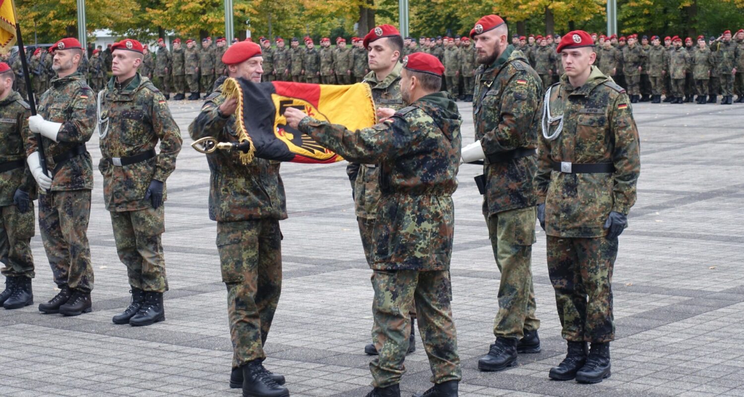Entrollen der Truppenfahne des neuen ABC-Abwehrregiments 750 „Baden“ durch den Kommandeur des  ABC-Abwehrkommandos Oberst Saalow (li.) und den neuen Regimentskommandeur Oberst Metz. (Foto ©Bw/Alpers)