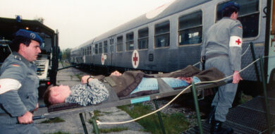 Sollen wiederbeschafft werden: Krankentransportzüge, wie hier in der Ukraine. Für die Landes- und Bündnisverteidigung ist der Patiententransport über Land von essenzieller Bedeutung. (Foto ©IMAGO/Bahmut Pavlo/Ukrinform/Abaca)