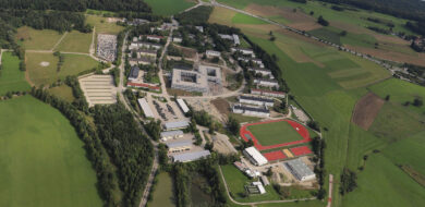 Luftbild der General-Fellgiebel-Kaserne in Pöcking am Starnberger See. (Foto © Bw/AusbZ CIR)