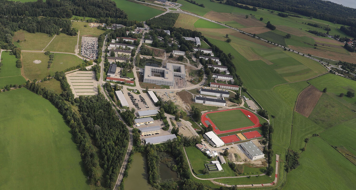Luftbild der General-Fellgiebel-Kaserne in Pöcking am Starnberger See. (Foto © Bw/AusbZ CIR)