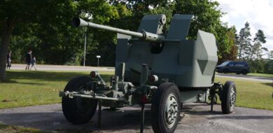 Altes 40-Millimeter-Geschütz des schwedischen Herstellers Bofors auf Feldlafette. (Foto © Fritsch)