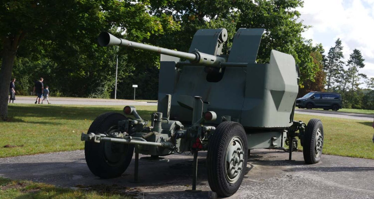 Altes 40-Millimeter-Geschütz des schwedischen Herstellers Bofors auf Feldlafette. (Foto © Fritsch)