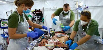Erdbebenhilfe Türkei: Sanitätspersonal versorgt einen Verletzten im Luftlanderettungszentrum in Altınözü. (Foto ©Bw/Patrick Enßle)