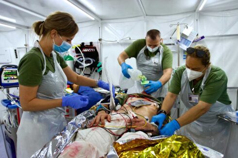 Erdbebenhilfe Türkei: Sanitätspersonal versorgt einen Verletzten im Luftlanderettungszentrum in Altınözü. (Foto ©Bw/Patrick Enßle)