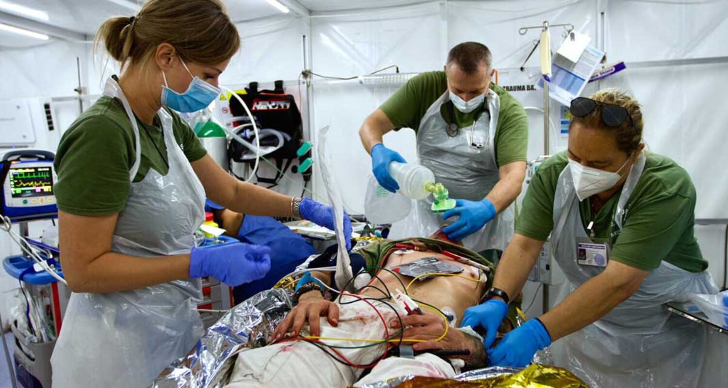 Erdbebenhilfe Türkei: Sanitätspersonal versorgt einen Verletzten im Luftlanderettungszentrum in Altınözü. (Foto ©Bw/Patrick Enßle)