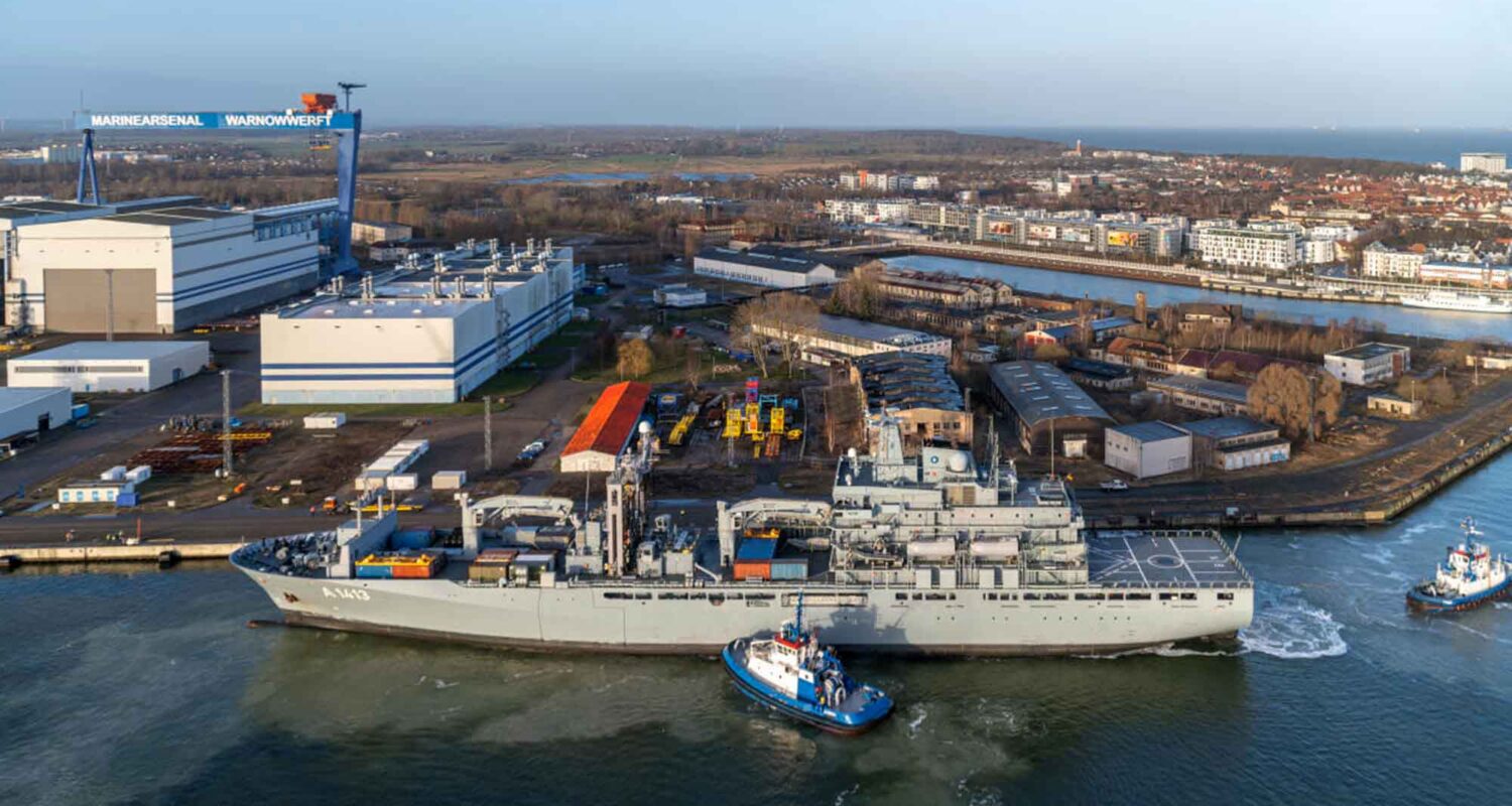 Der Einsatzgruppenversorger „Bonn“ an der Pier im Marinearsenal Warnowwerft in Rostock-Warnemünde. (Foto ©Bw/Michelle Peich)