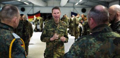 GenLt Dr. Freuding im Gespräch mit Einsatzkräften in Litauen Ende Oktober 2025. (Foto © Bw)