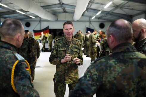 GenLt Dr. Freuding im Gespräch mit Einsatzkräften in Litauen Ende Oktober 2025. (Foto © Bw)