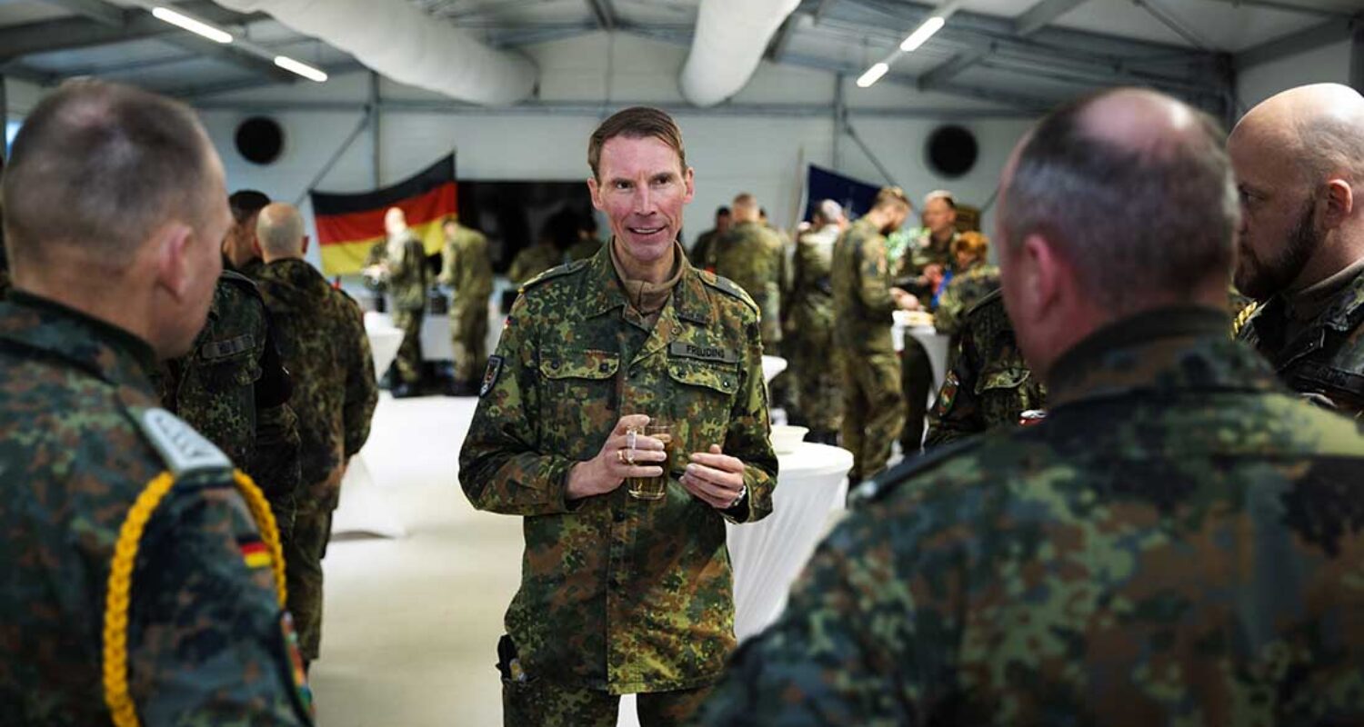 GenLt Dr. Freuding im Gespräch mit Einsatzkräften in Litauen Ende Oktober 2025. (Foto © Bw)