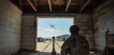 Test eines KI-gestützten Aufklärungs- und Wirkverbunds aus Drohnen und Loitering Munition in Ohrdurf. (Foto © Bw/Jana Neumann )