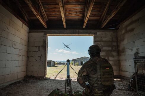 Test eines KI-gestützten Aufklärungs- und Wirkverbunds aus Drohnen und Loitering Munition in Ohrdurf. (Foto © Bw/Jana Neumann )