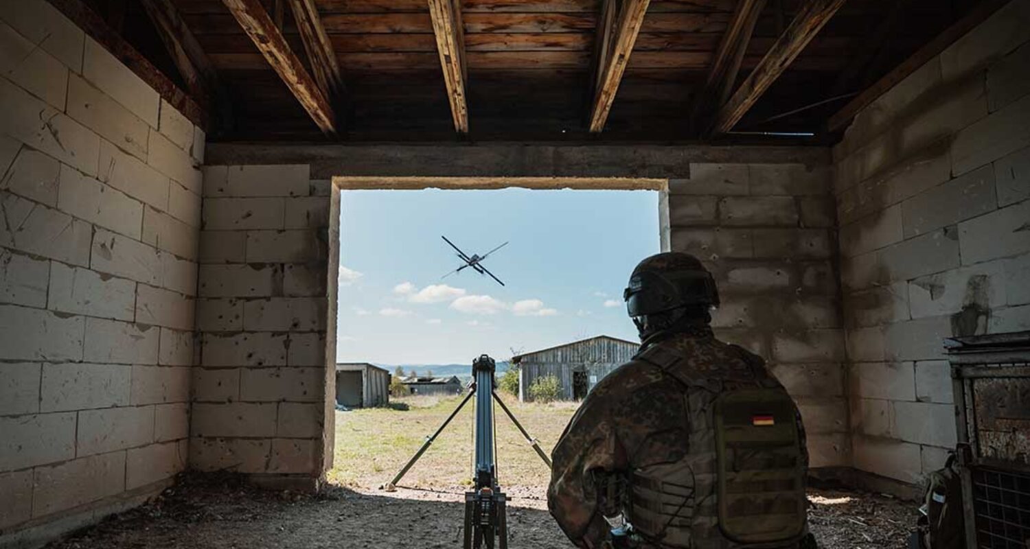 Test eines KI-gestützten Aufklärungs- und Wirkverbunds aus Drohnen und Loitering Munition in Ohrdurf. (Foto © Bw/Jana Neumann )