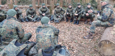 Der BEA Inspekteur Heer beim Biwak einer Basisausbildung. (Foto  © Bw)