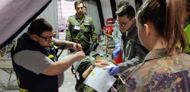 Noch werden bei der Triage wie hier bei der Übung „Medic Quadriga 2025“ herkömmliche Verfahren wie Laufzettel verwendet, in Zukunft will die Bundeswehr die Rettungskette digitalisieren. (Foto © Boes)