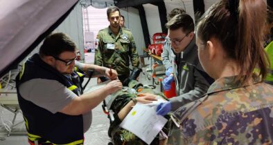 Noch werden bei der Triage wie hier bei der Übung „Medic Quadriga 2025“ herkömmliche Verfahren wie Laufzettel verwendet, in Zukunft will die Bundeswehr die Rettungskette digitalisieren. (Foto © Boes)
