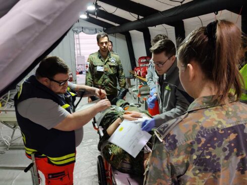 Noch werden bei der Triage wie hier bei der Übung „Medic Quadriga 2025“ herkömmliche Verfahren wie Laufzettel verwendet, in Zukunft will die Bundeswehr die Rettungskette digitalisieren. (Foto © Boes)