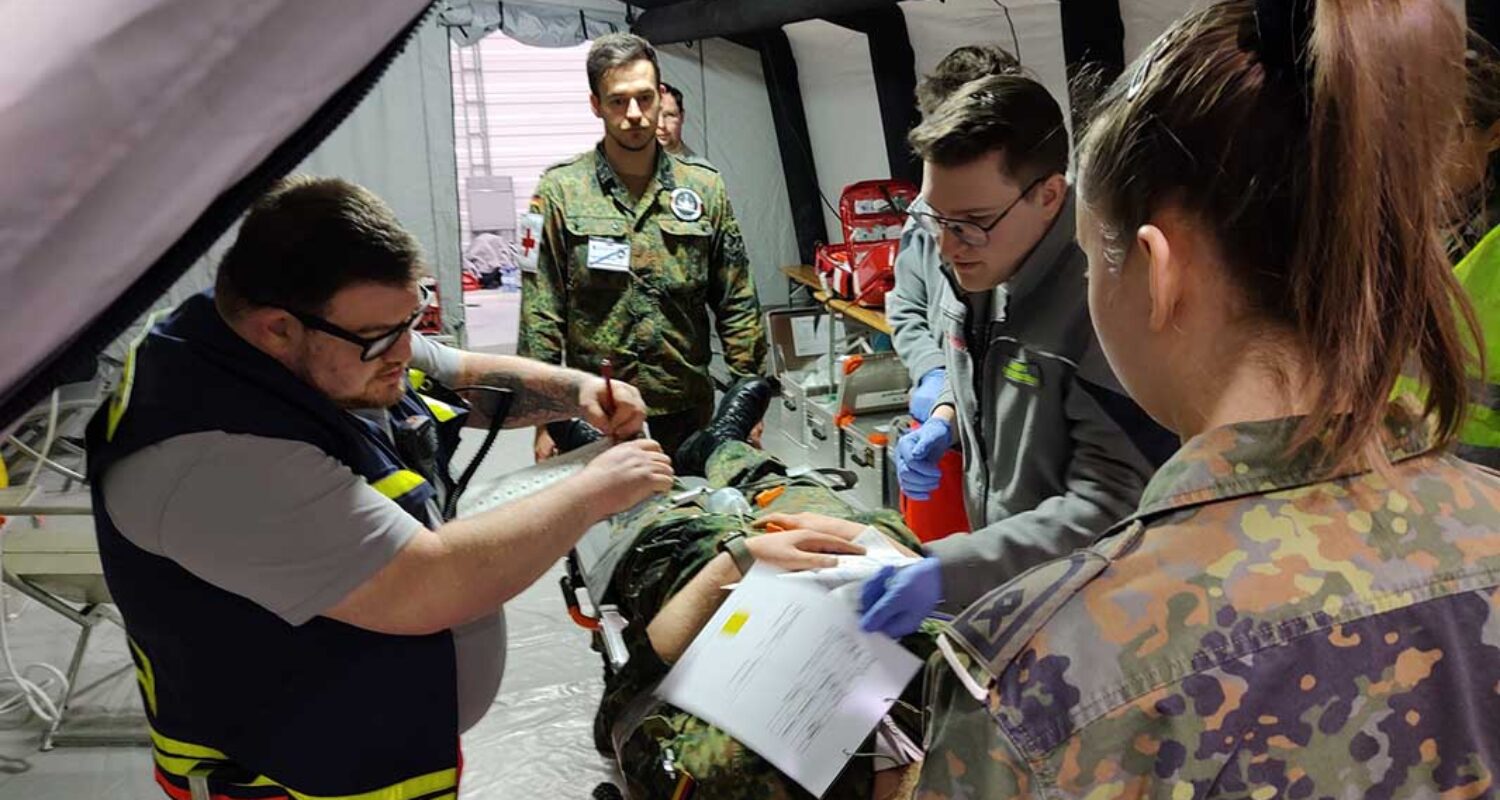 Noch werden bei der Triage wie hier bei der Übung „Medic Quadriga 2025“ herkömmliche Verfahren wie Laufzettel verwendet, in Zukunft will die Bundeswehr die Rettungskette digitalisieren. (Foto © Boes)