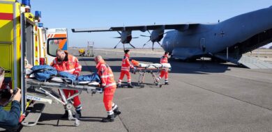 Übernahme von Übungsverwundeten durch zivile Rettungsdienste von einem Transportflugzeug A400M der Bundeswehr bei „Medic Quadriga“. (Foto © Boes)