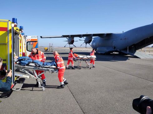 Übernahme von Übungsverwundeten durch zivile Rettungsdienste von einem Transportflugzeug A400M der Bundeswehr bei „Medic Quadriga“. (Foto © Boes)