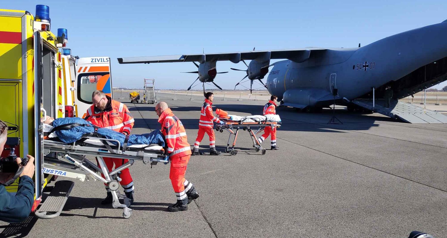 Übernahme von Übungsverwundeten durch zivile Rettungsdienste von einem Transportflugzeug A400M der Bundeswehr bei „Medic Quadriga“. (Foto © Boes)