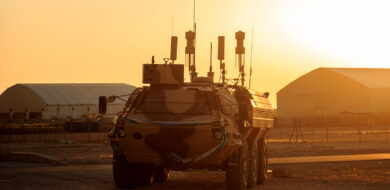 Ein Transportpanzer Fuchs mit EloKa-Ausstattung fährt im Rahmen der Mission „Resolute Support“ durch das Camp Marmal in Mazar-e Sharif. (Foto © Bw/Lars Koch)