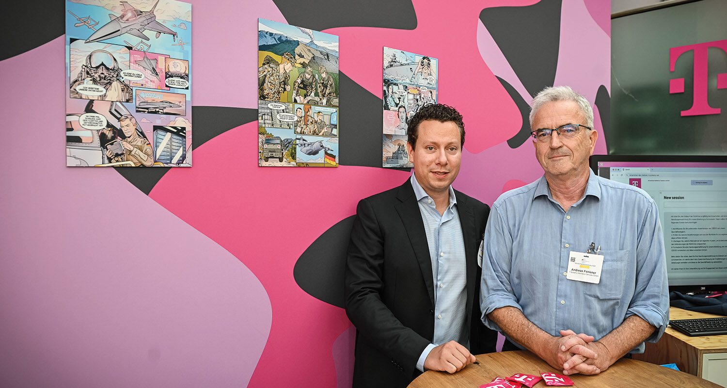 Andreas Fenkner (re.) und Sebastian Bumke wollen mithilfe der Comics in Gespräche über die Nutzung von KI einsteigen. (Foto © MRV/Tassos)
