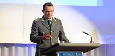 Co-Founder Major Winfried Stock präsentiert Orbint bei der MSC Space Night. (Foto ©Stefan Obermeier)