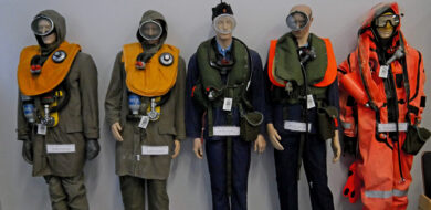Zwei Puppen mit Tauchrettern 66, zwei mit dem Uboot-Rettungskragen 80 und ein Rettungsanzug mit Kälteschutz (v.l.). (Foto ©Fritsch)