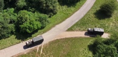 Zwei Lkw mit elektronischer Deichsel im Konvoi-Szenario. (Foto  © Fraunhofer FKIE/Fabian Vogl)