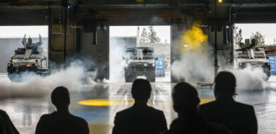 BAE Systems übergab im Rahmen einer feierlichen Zeremonie drei gepanzerte Mannschaftstransporter vom Typ BvS10 an Schweden, Deutschland und das Vereinigte Königreich. Damit verschafft das Unternehmen den Armeen dieser Länder durch das Programm „BvS10 Collaborative All-Terrain Vehicle” (CATV) eine hohe Mobilität. (Foto: BAE Systems)